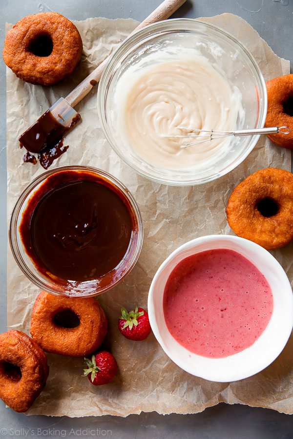 Voici comment faire des beignets givrés à partir de zéro, de 3 façons! Beignets à la vanille, au chocolat et aux fraises! Recettes sur sallysbakingaddiction.com