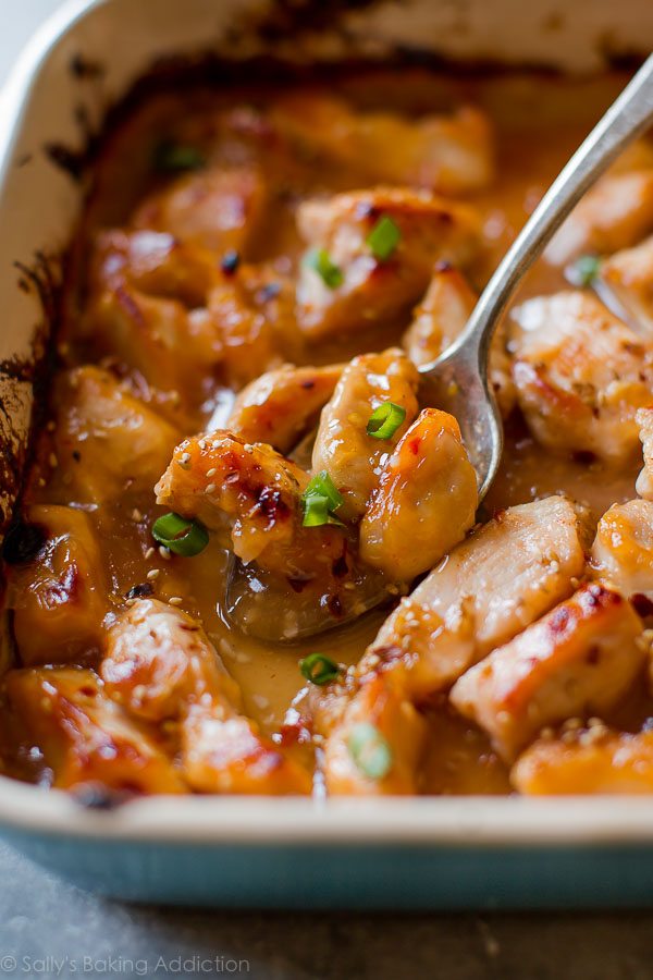 Préparez simplement cette sauce chili douce et facile, versez sur le poulet et faites cuire! Recette de dîner sur sallysbakingaddiction.com