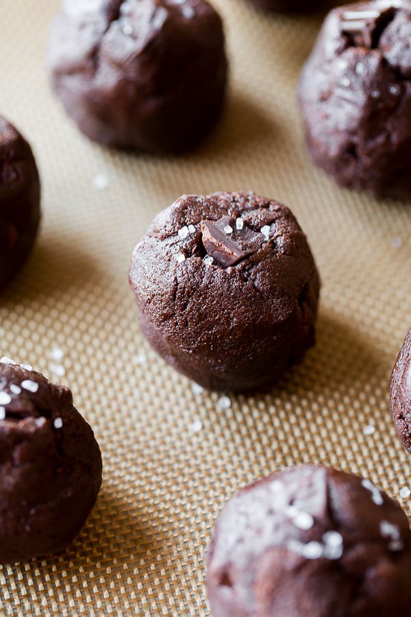 Comment faire des cookies au chocolat noir salé sur sallysbakingaddiction.com