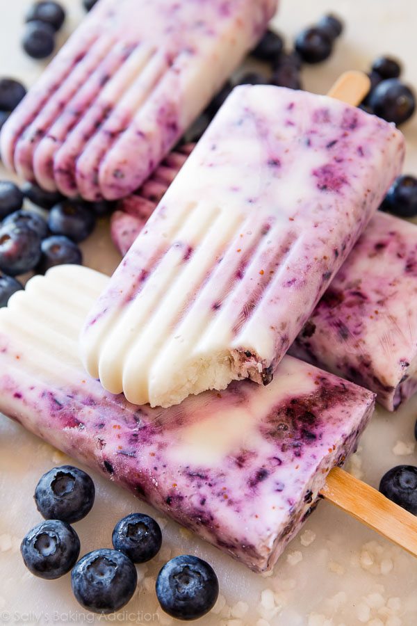 Les sucettes glacées aux 3 tourbillons de yogourt aux bleuets sont certainement votre nouvelle gâterie d'été préférée! Recette sur sallysbakingaddiction.com