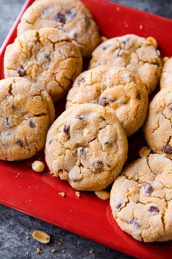 De gros biscuits au beurre d'arachide comme vous en trouvez dans une boulangerie professionnelle! Doux, épais, froissé et addictif. Recette sur sallysbakingaddiction.com