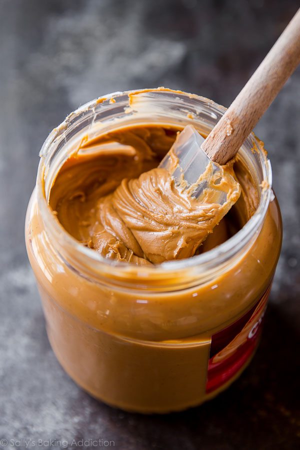 Beurre d'arachide pour des biscuits en morceaux de beurre d'arachide de boulangerie sur sallysbakingaddiction.com