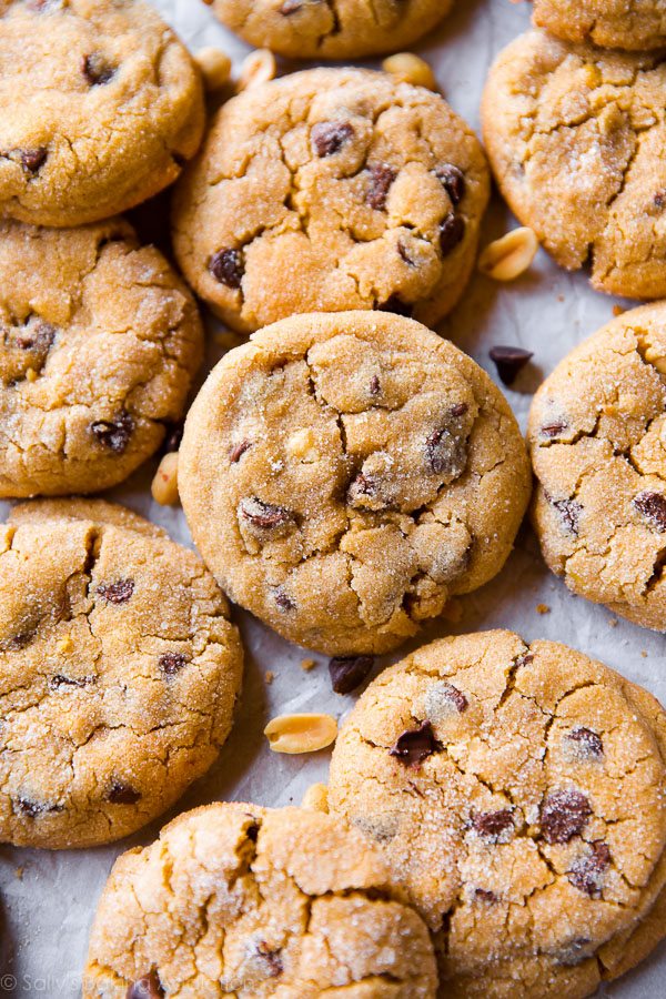 De gros biscuits au beurre d'arachide comme vous en trouvez dans une boulangerie professionnelle! Doux, épais, froissé et addictif. Recette sur sallysbakingaddiction.com