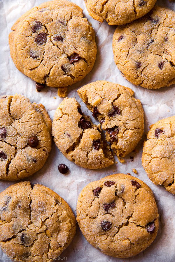 De gros biscuits au beurre d'arachide comme vous en trouvez dans une boulangerie professionnelle! Doux, épais, froissé et addictif. Recette sur sallysbakingaddiction.com