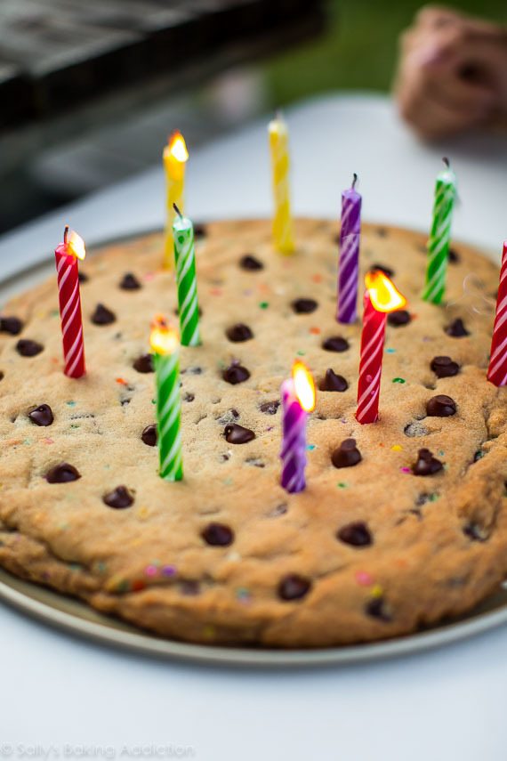 Pizza aux biscuits aux pépites de chocolat d'anniversaire sur sallysbakingaddiction.com