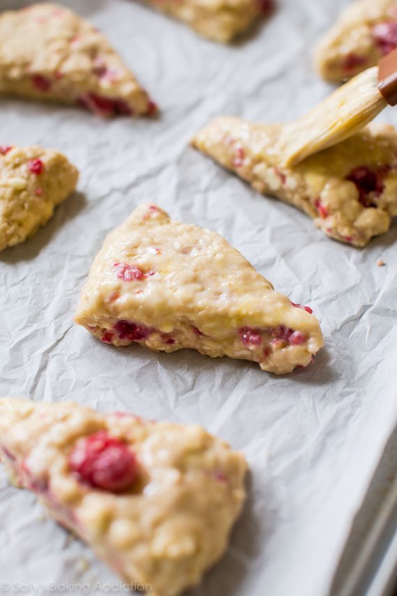 Scones au babeurre framboise et amande sur sallysbakingaddiction.com