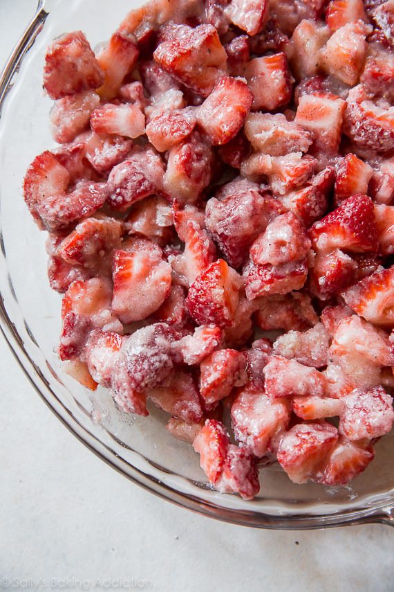 Strawberry Vanilla Crisp sur sallysbakingaddiction.com