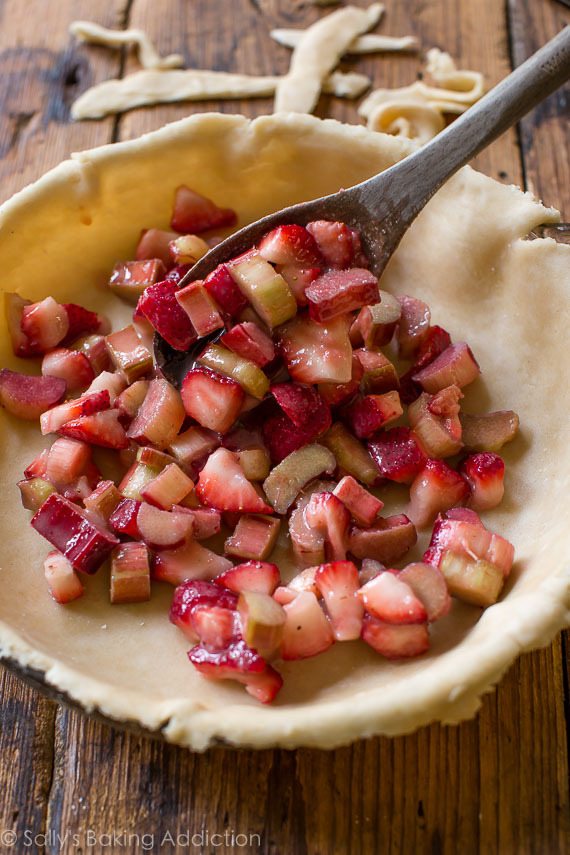 Tarte aux fraises et à la rhubarbe sur sallysbakingaddiction.com