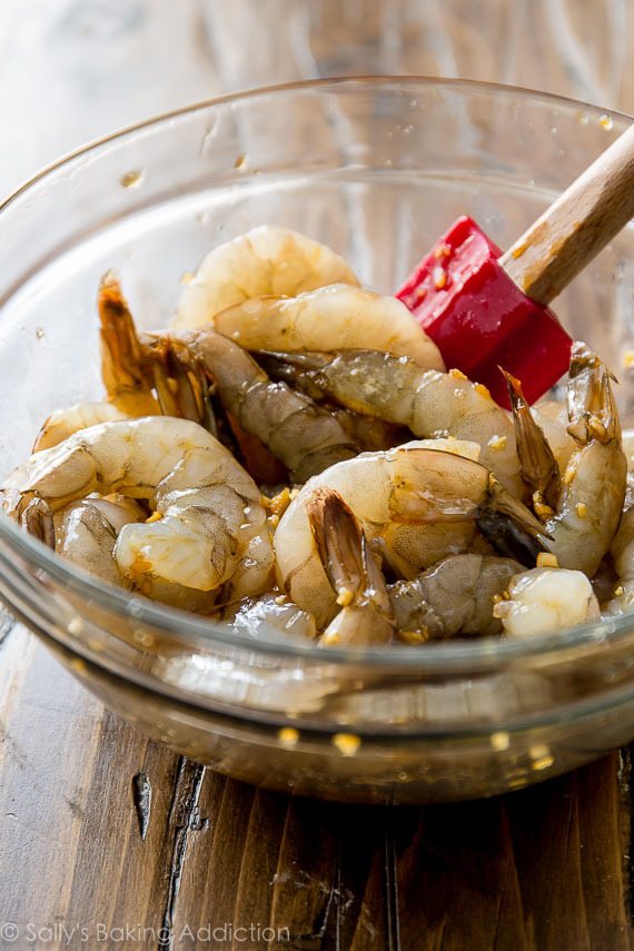 Facile, sain et sur la table en 20 minutes environ! Recette de crevettes au miel et à l'ail sur sallysbakingaddiction.com