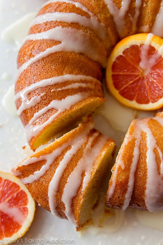 Gâteau bundt orange vif, savoureux, fou et moelleux! Retrouvez la recette sur sallysbakingaddiction.com