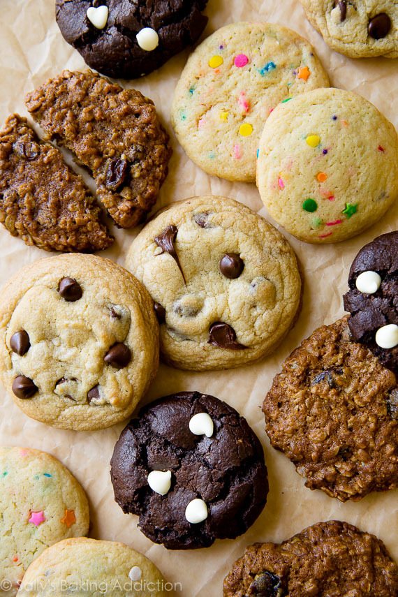 Voici 4 pâtes à biscuits de base à maîtriser! Biscuits aux pépites de chocolat, biscuits au chocolat fondants, biscuits au sucre et les meilleurs biscuits à l'avoine! sallysbakingaddiction.com