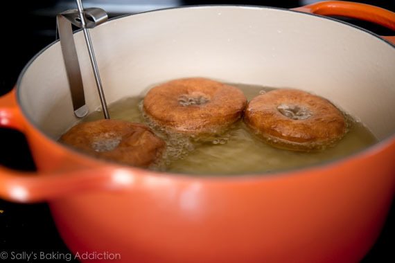 Comment faire des beignets glacés faits maison sur sallysbakingaddiction.com