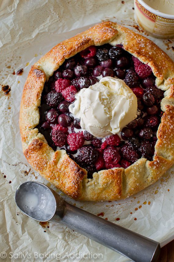 Aussi délicieux et impressionnant que la tarte, mais la moitié du travail! Cette galette de petits fruits avec croûte de semoule de maïs au babeurre est le dessert d'été le plus facile!