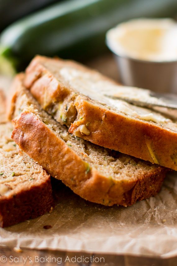 Pain de courgettes grecques au yaourt grec super simple, facile, sain et moelleux! Recette sur sallysbakingaddiction.com