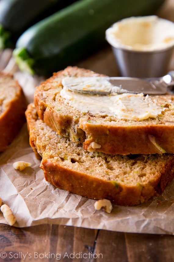 Pain de courgettes grecques au yaourt grec super simple, facile, sain et moelleux! Recette sur sallysbakingaddiction.com