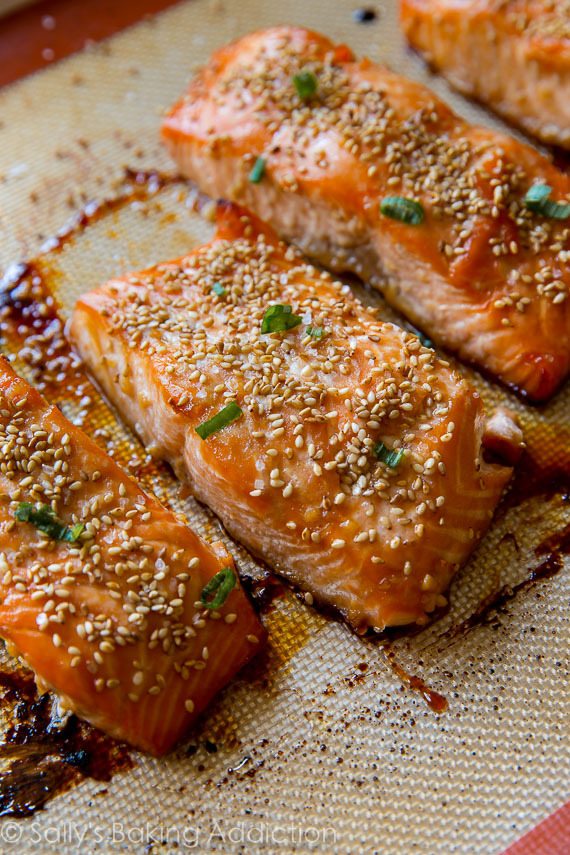 Saumon au sésame à l'érable facile, savoureux et sain à 6 ingrédients est sur la table en seulement 35 minutes!