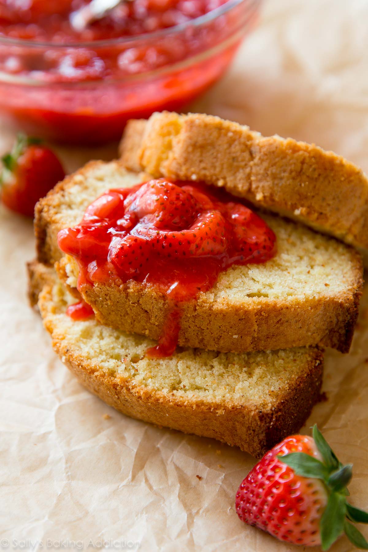 Vous ne croirez pas la saveur de ce simple gâteau au beurre brun! Garnir de compote de fraises. Recette sur sallysbakingaddiction.com