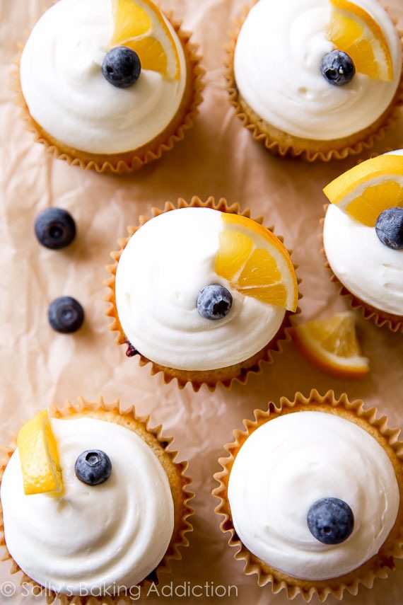 Délicieux petits gâteaux au citron simples avec des bleuets et un glaçage au fromage à la crème maison! Recette sur sallysbakingaddiction.com