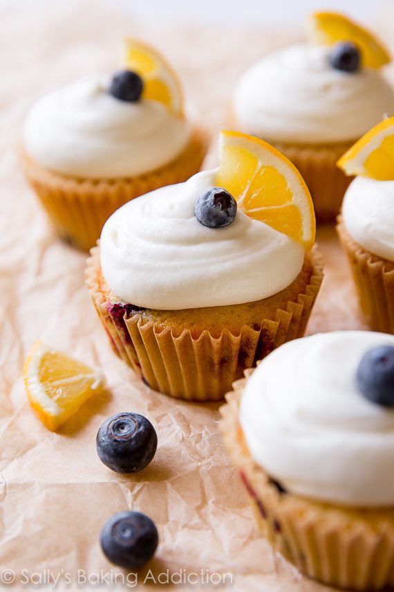 Cupcakes au citron délicieusement simples avec des bleuets à chaque bouchée et glaçage au fromage à la crème! Recette sur sallysbakingaddiction.com