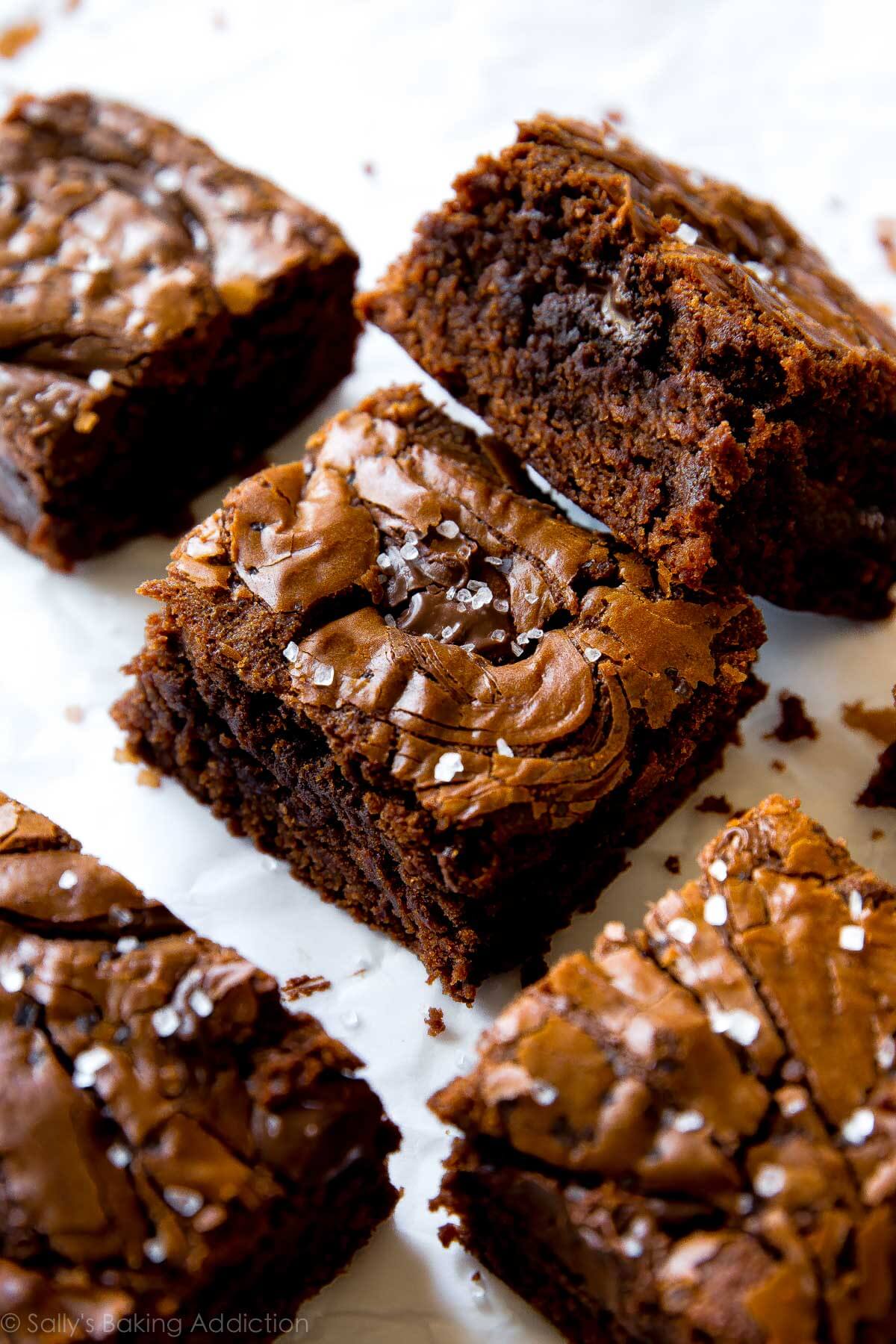 Brownies Nutella complètement scandaleux !! Brownies maison riches, moelleux, moelleux, denses et parfaits sur sallysbakingaddiction.com