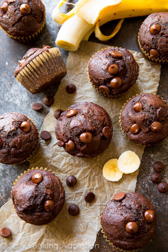 DÉLICIEUX muffins de blé entier à 175 calories aussi moelleux que des brownies et moelleux comme un gâteau au chocolat!