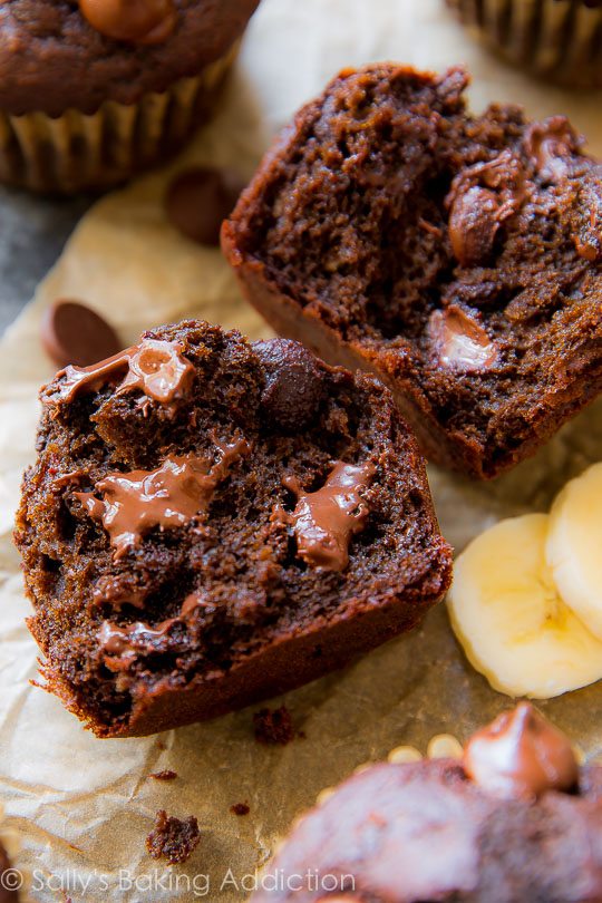 Muffins au blé entier miraculeux de 175 calories aussi moelleux que des brownies et moelleux comme un gâteau au chocolat!