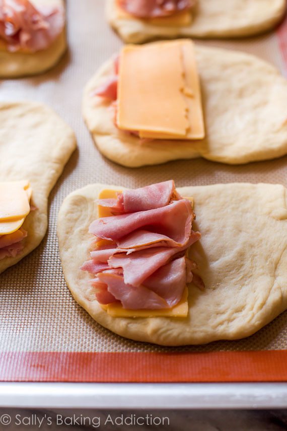Comment faire des poches de jambon et de fromage maison sur sallysbakingaddiction.com