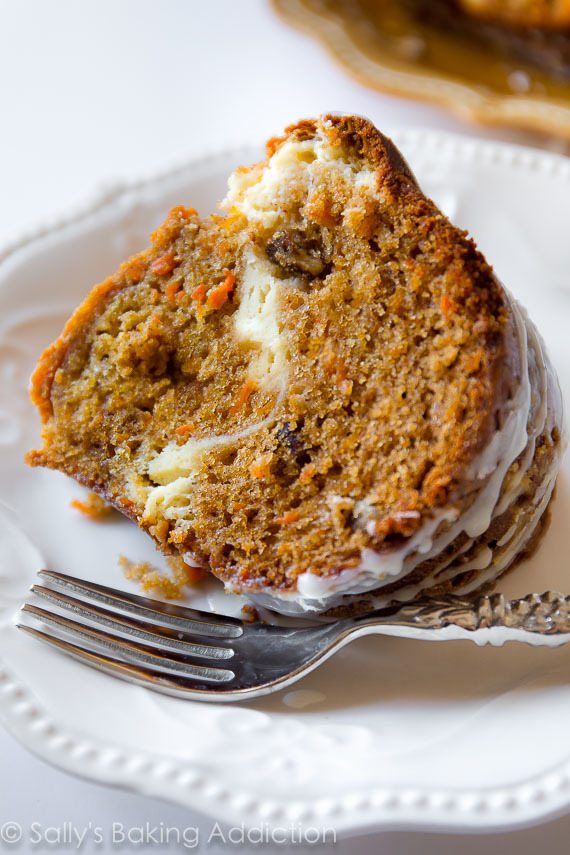 Ce gâteau cheesecake swirl carotte bundt est moelleux et parfaitement épicé avec des tourbillons de gâteau au fromage cachés à l'intérieur!
