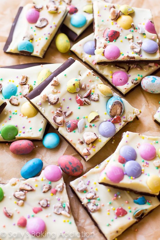 Seulement quelques ingrédients et votre bonbon de Pâques préféré pour faire cette écorce de lapin de Pâques facile! Recette trouvée sur sallysbakingaddiction.com