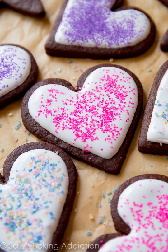 Ce sont les meilleurs biscuits au sucre au chocolat doux que vous ferez jamais! C'est une recette facile et ils sont tellement amusants à décorer! Recette sur sallysbakingaddiction.com 
