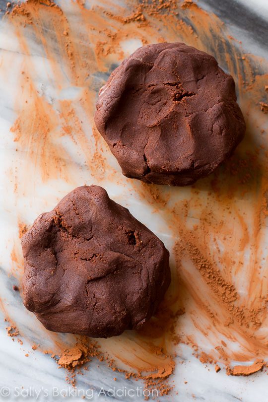 Comment faire des biscuits au sucre au chocolat! Recette sur sallysbakingaddiction.com