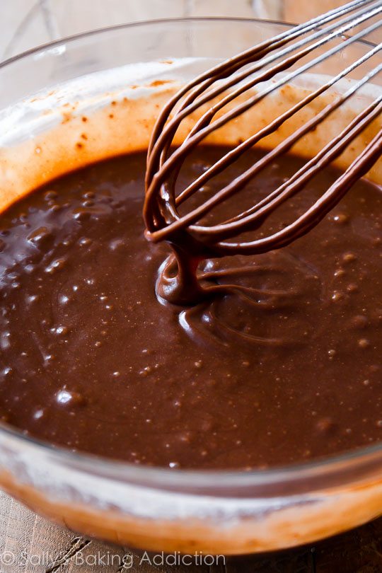 Comment faire le meilleur gâteau en feuille de chocolat! Recette facile trouvée sur sallysbakingaddiction.com