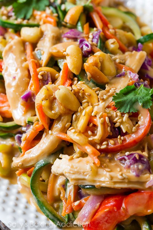 Mélangez les dîners de semaine avec ce plat de poulet et de légumes aux arachides d'inspiration asiatique, savoureux et sain !! Recette sur sallysbakingaddiction.com