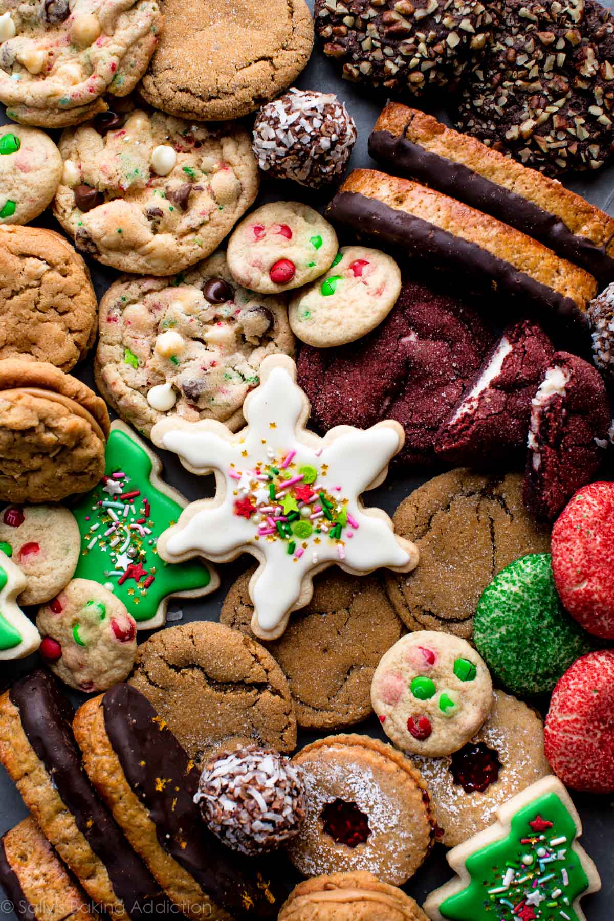 Plus de 50 recettes de biscuits de Noël, y compris des biscuits au sucre décorés, des biscuits, des biscuits linzer, des biscuits sans cuisson, des biscuits au beurre d'arachide, des biscuits au velours rouge, des biscuits au chocolat, des biscuits boule de neige, des biscuits à la mélasse et plus encore !! Recettes de cookies sur sallysbakingaddiction.com