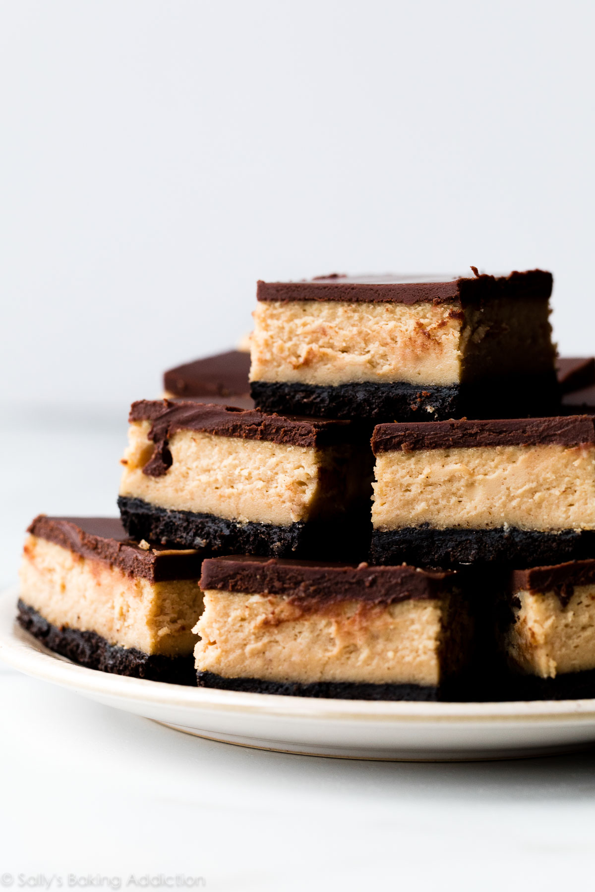 barres de cheesecake au beurre d'arachide avec ganache au chocolat
