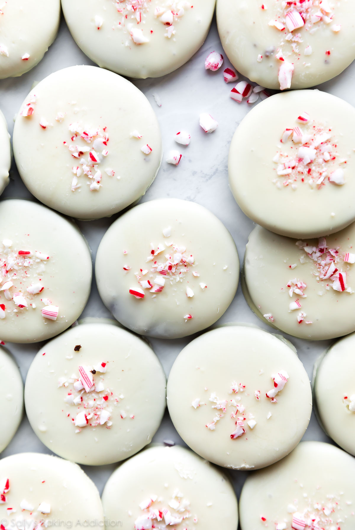 Biscuits à l'écorce de menthe poivrée avec du chocolat blanc et des cannes de bonbon écrasées