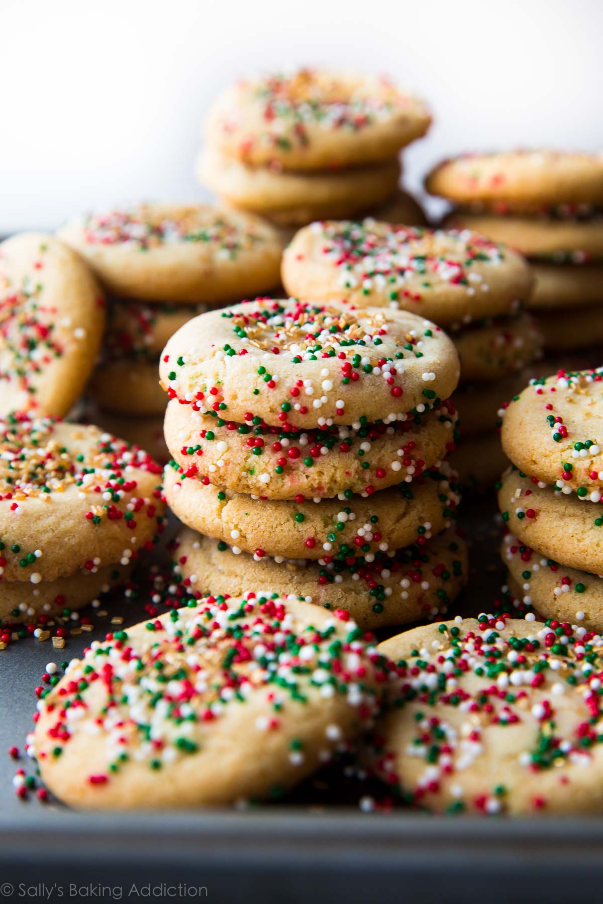 Vous voulez ajouter plus de saveur à vos biscuits au sucre? Faites plutôt des biscuits au sucre brun et au beurre. Ils sont faciles et prêts en moins d'une heure! Recette sur sallysbakingaddiction.com