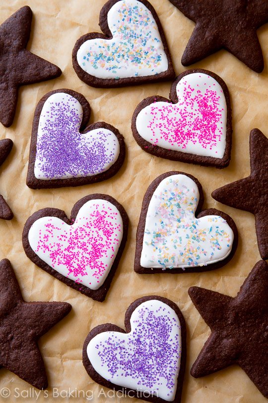 Ce sont les meilleurs biscuits au sucre au chocolat doux que vous ferez jamais! C'est une recette facile et ils sont tellement amusants à décorer! Recette sur sallysbakingaddiction.com