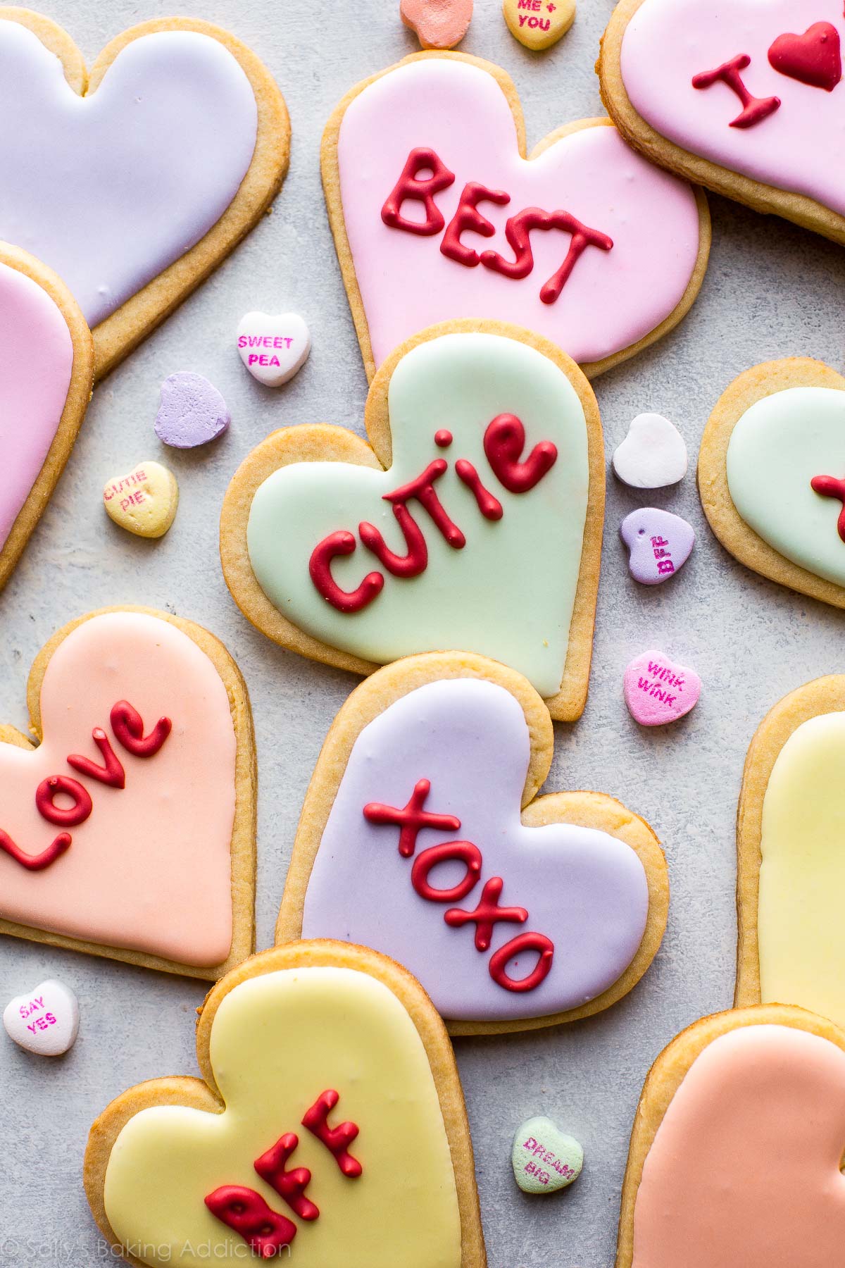 Biscuits au sucre de coeur de conversation décorés pour la Saint Valentin Recette sur sallysbakingaddiction.com