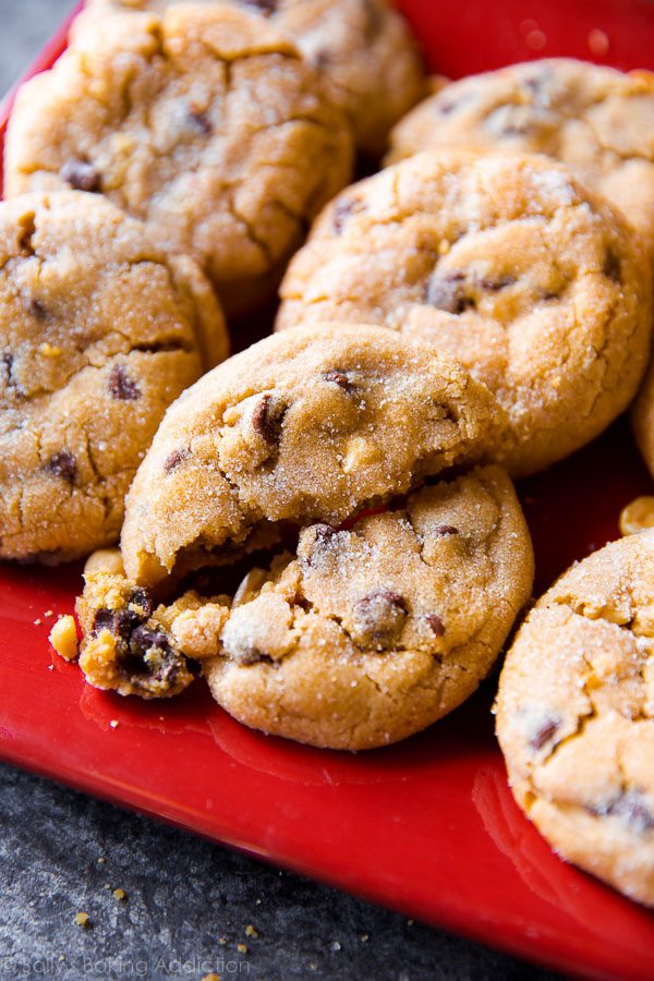 De gros biscuits au beurre d'arachide comme vous en trouvez dans une boulangerie professionnelle! Doux, épais, froissé et addictif. Recette sur sallysbakingaddiction.com