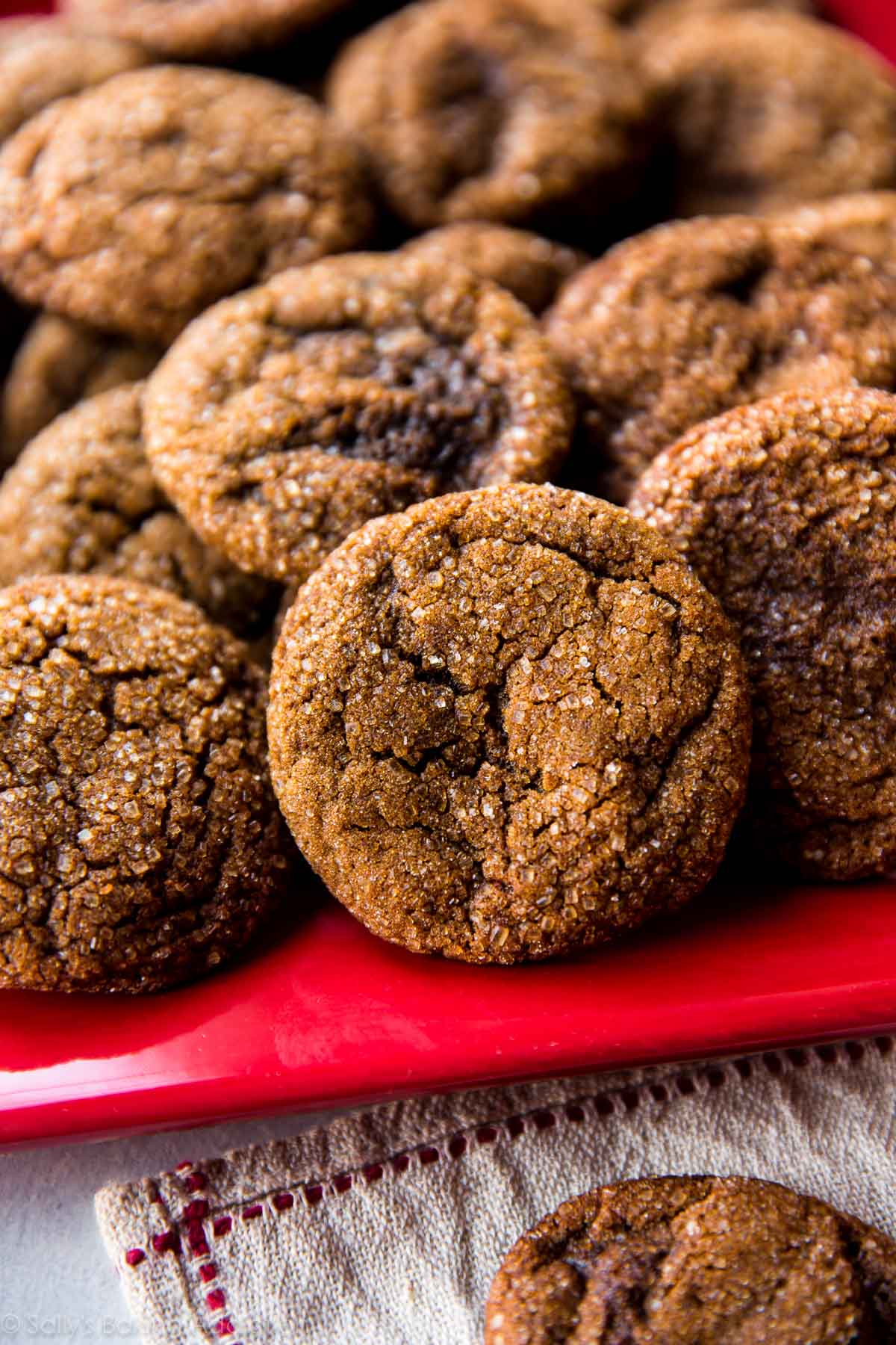 Comment faire des biscuits à la mélasse croquants avec un bord merveilleusement croquant et emballés avec une saveur d'épices! Recette sur sallysbakingaddiction.com