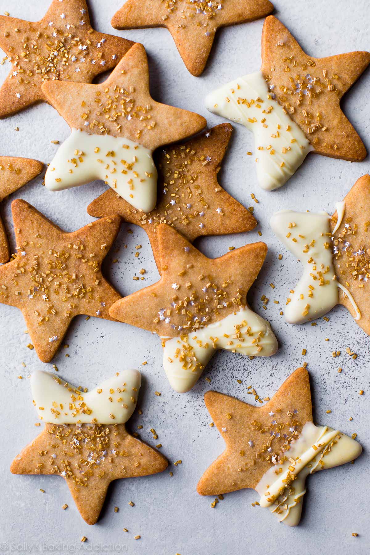 Biscuits savoureux à l'érable et à la cannelle avec une pâte à biscuits au sucre basique et facile! Recette sur sallysbakingaddiction.com