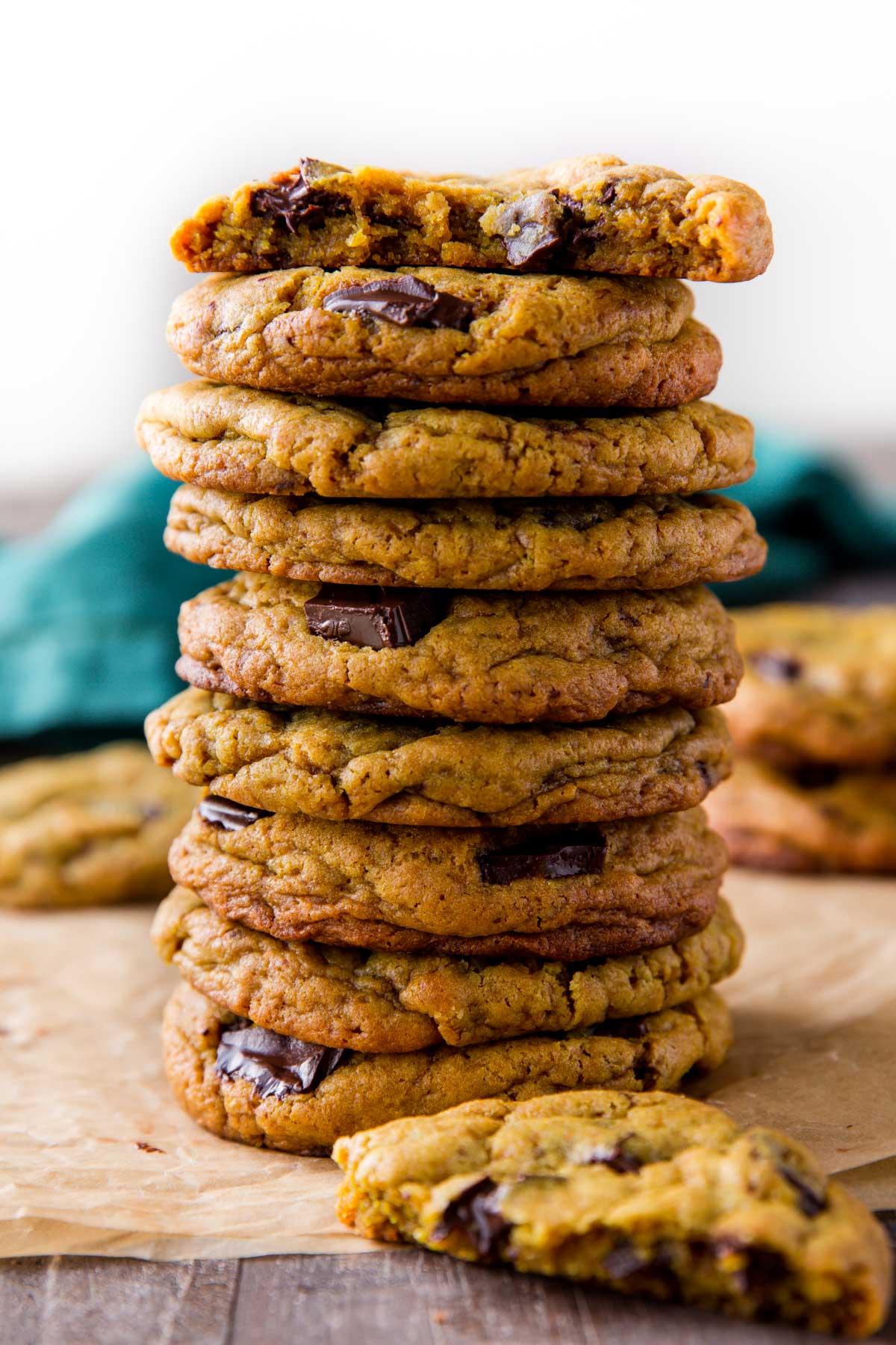 Centres à mâcher denses, doux et au goût de caramel, fourrés de chocolat chaud et de bords croquants! Biscuits aux pépites de chocolat avec moins de sucre sur sallysbakingaddiction.com