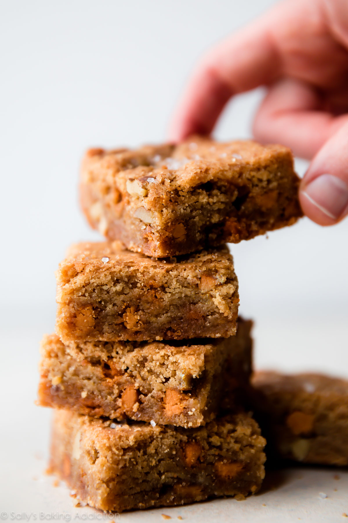 Blondies au caramel doux, salées, denses et moelleuses à base de beurre brun, de sel marin et de morceaux de caramel écossais! Recette facile sans mélangeur sur sallysbakingaddiction.com