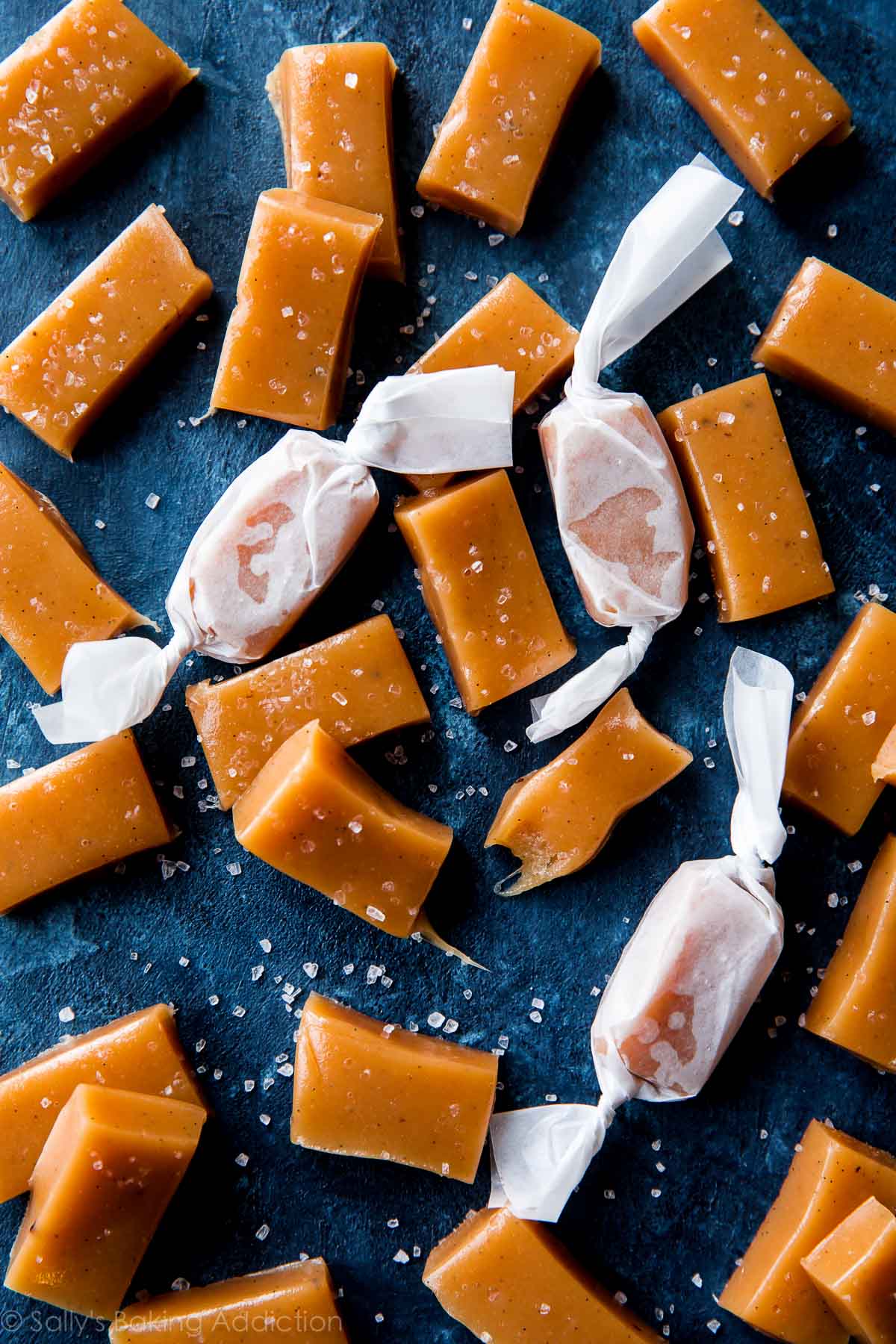Caramels au sel de mer super doux et moelleux chargés de délicieuses gousses de vanille! Recette étape par étape sur sallysbakingaddiction.com