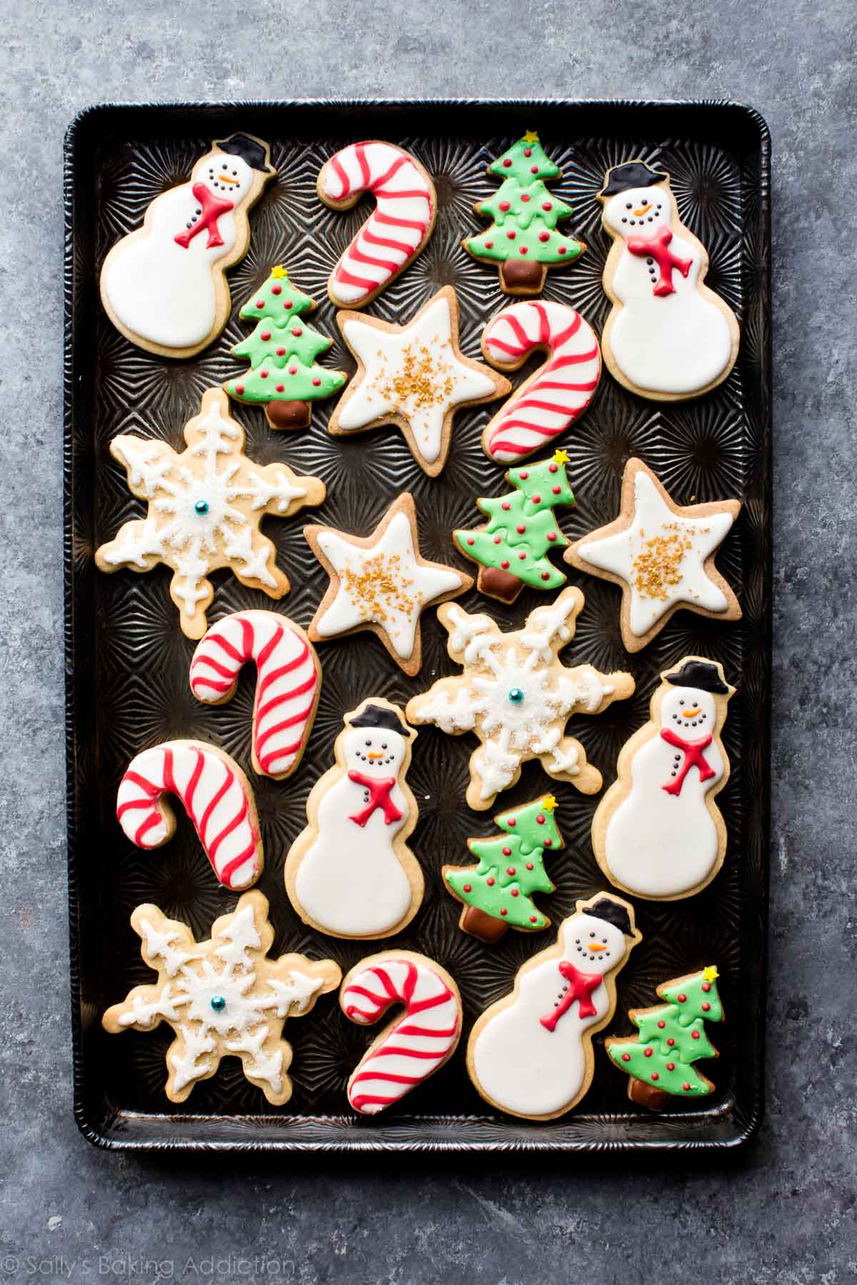 Créez de magnifiques biscuits au sucre de Noël décorés avec cette impressionnante recette de biscuit au sucre et de glaçage royal! sallysbakingaddiction.com