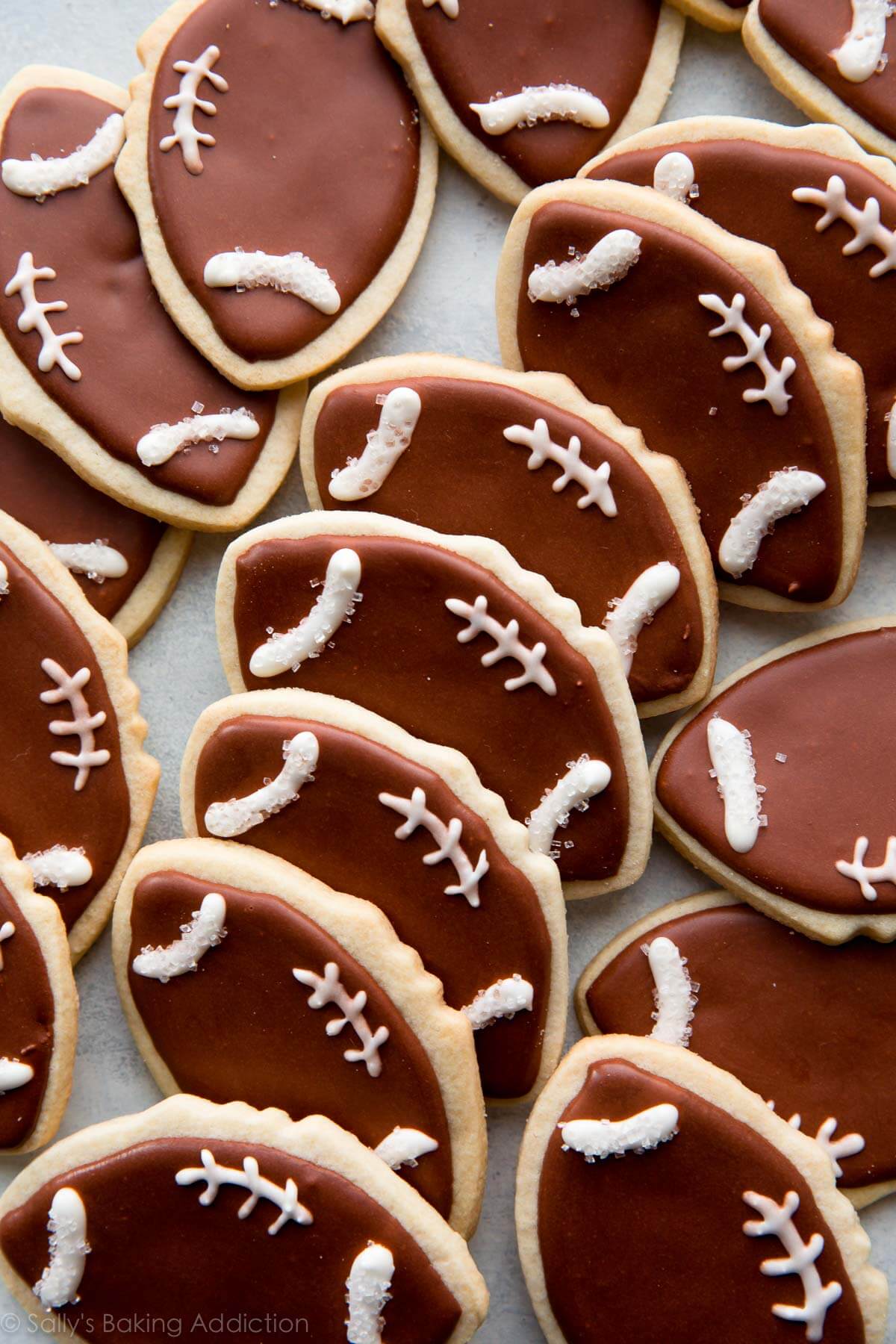 Comment faire des cookies de football adorablement décorés! Recette sur sallysbakingaddiction.com
