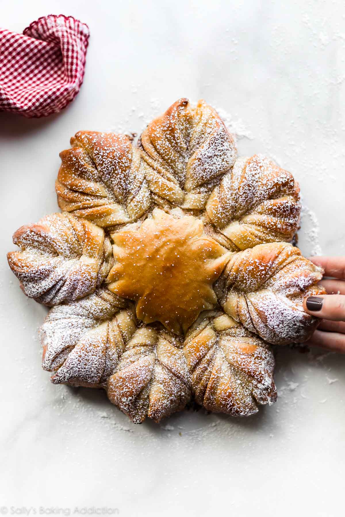 Pain étoilé au sucre à la cannelle avec une pâte à pain facile sur sallysbakingaddiction.com