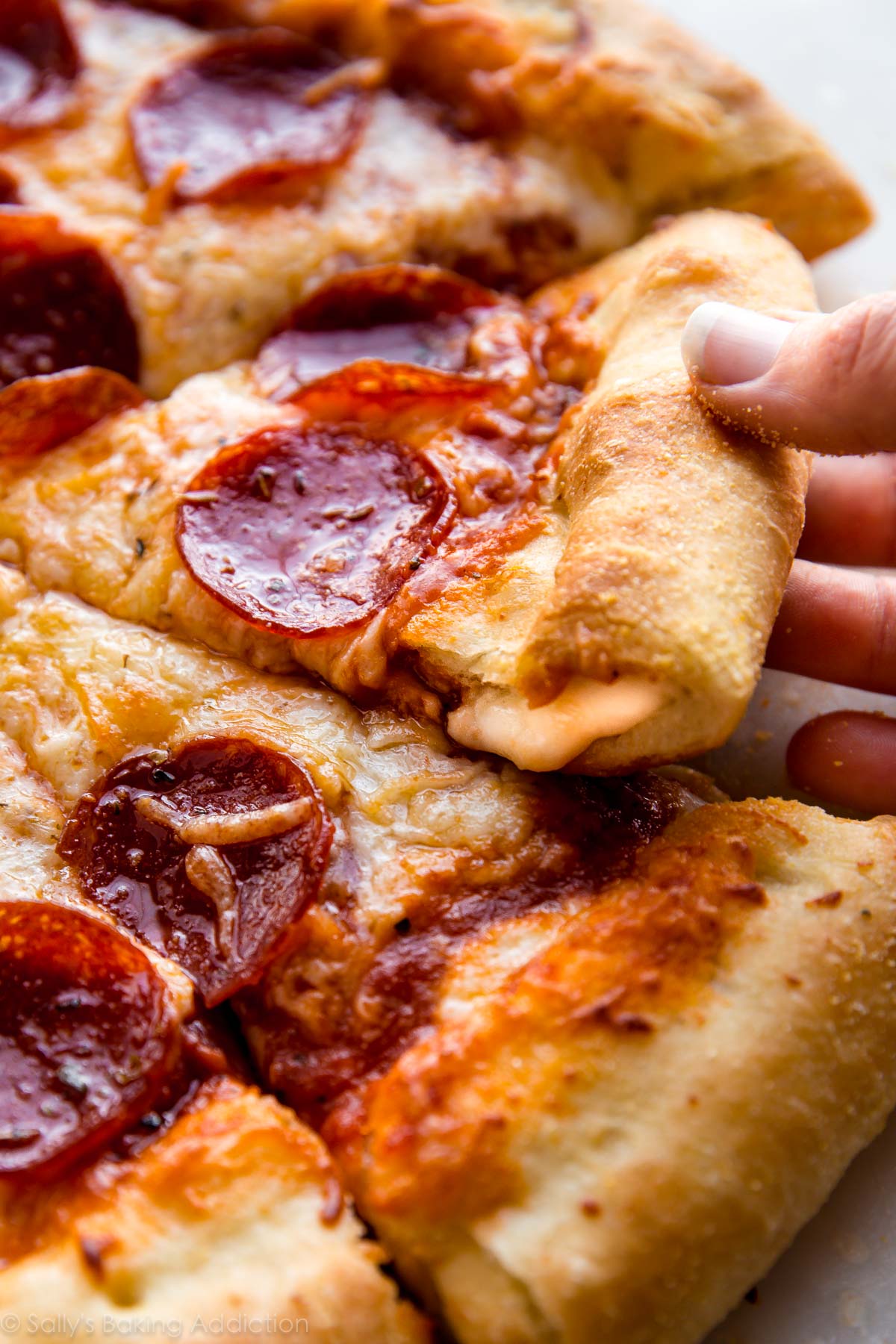 Comment faire une pizza au pepperoni à la croûte farcie au fromage sur sallysbakingaddiction.com Croûte à pizza maison FACILE!