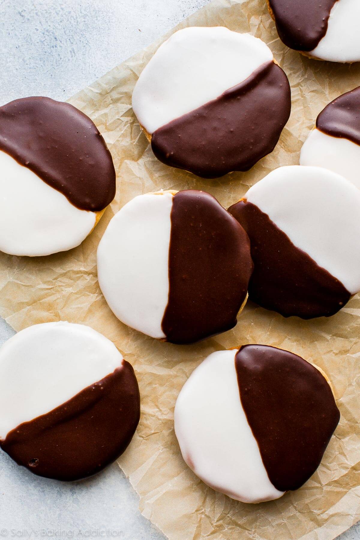 Comment faire des cookies noir et blanc à la new-yorkaise! Recette sur sallysbakingaddiction.com